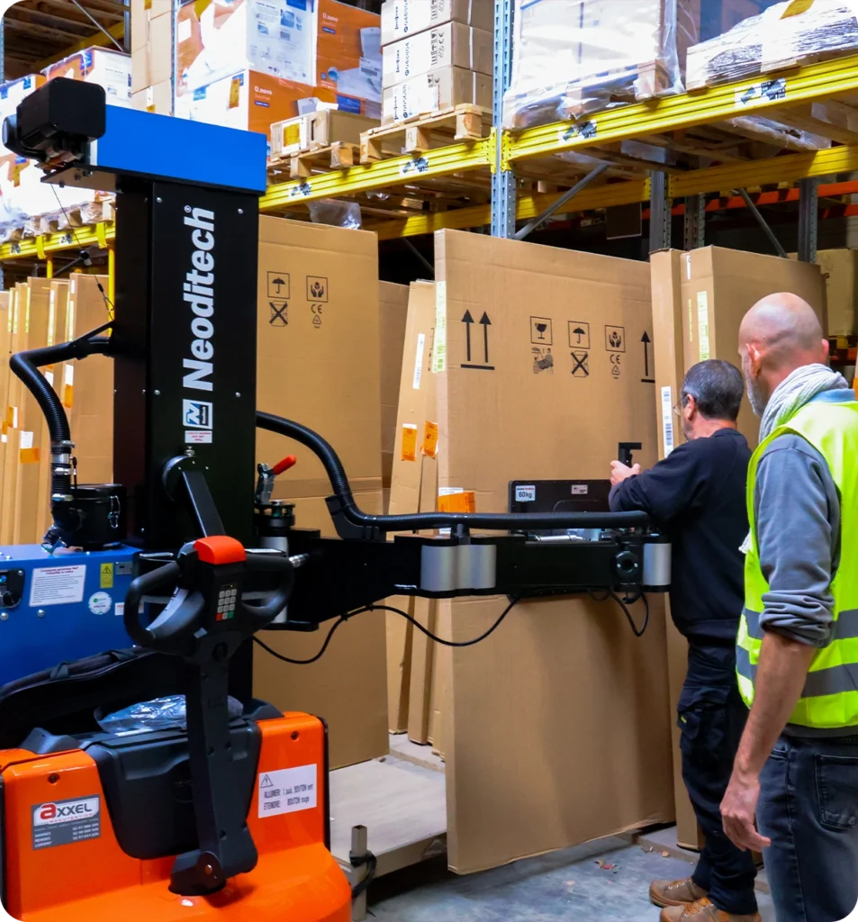 Logistik-Kommissionier-Cobot von Neoditech beim Aufnehmen und Ablegen einer 40 kg schweren Duschwand mithilfe eines Vakuumkastens.