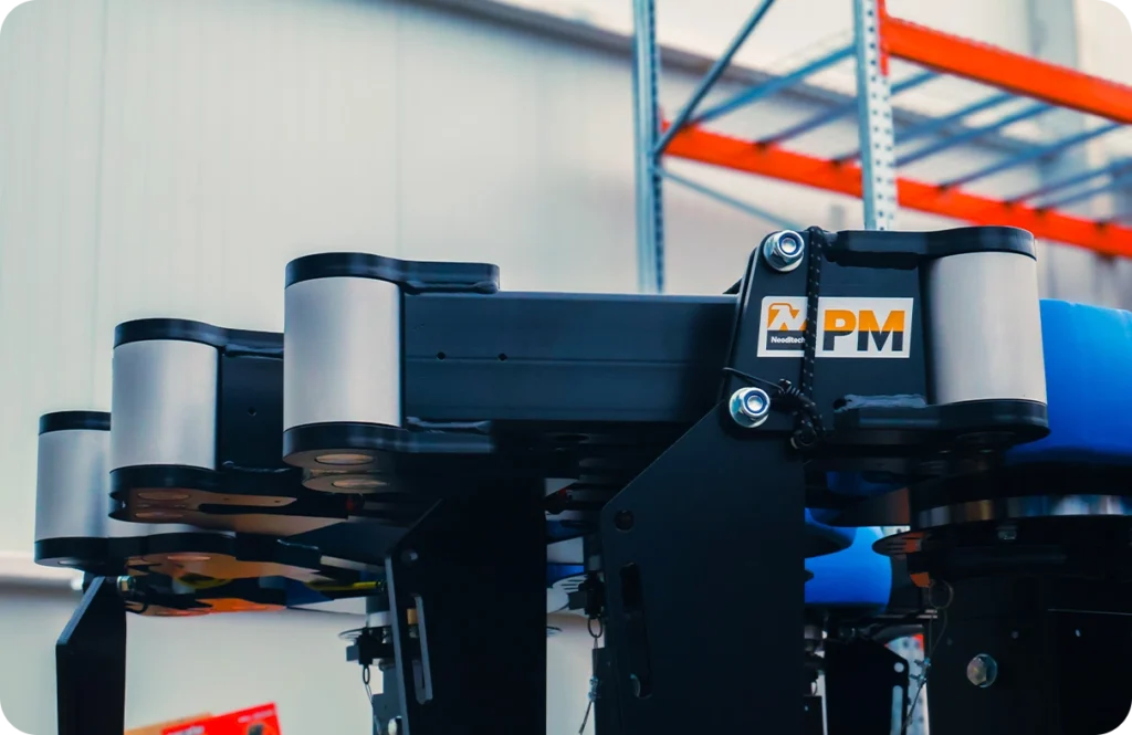 Mobile Schwenkkrane von Neoditech, ausgestattet mit neuen extrudierten Doppelgelenken aus eloxiertem Aluminium.