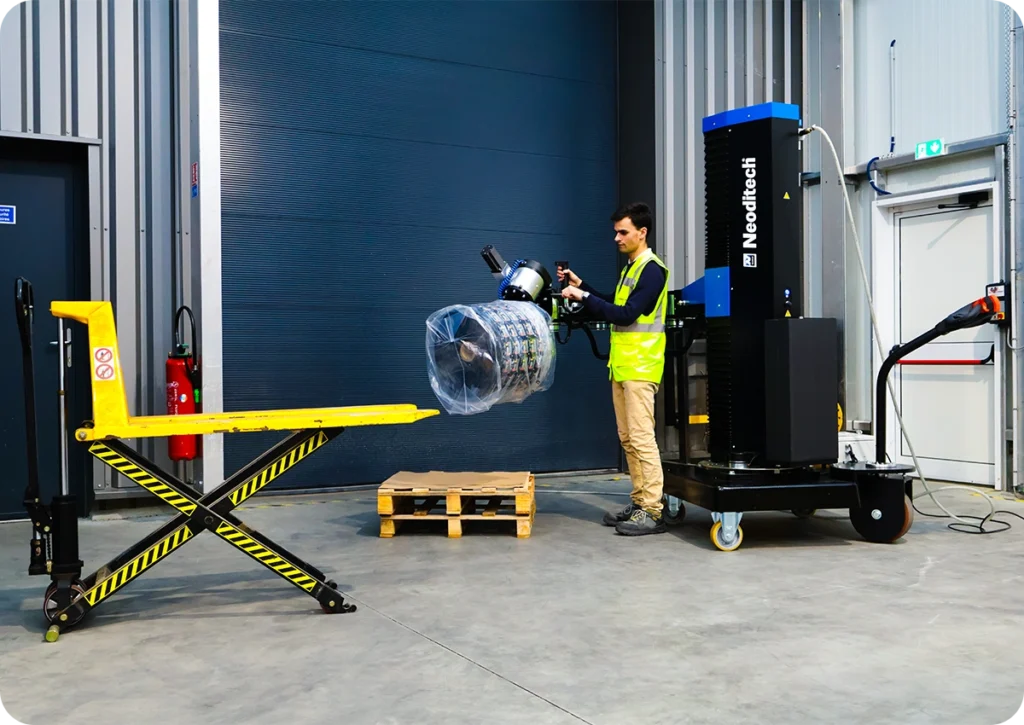 Industrielle Handhabung mit dem SCARA TITAN Handhabungsgerät von Neoditech: Handhabung einer Etikettenrolle mit einer pneumatischen Klemme in industrieller Umgebung