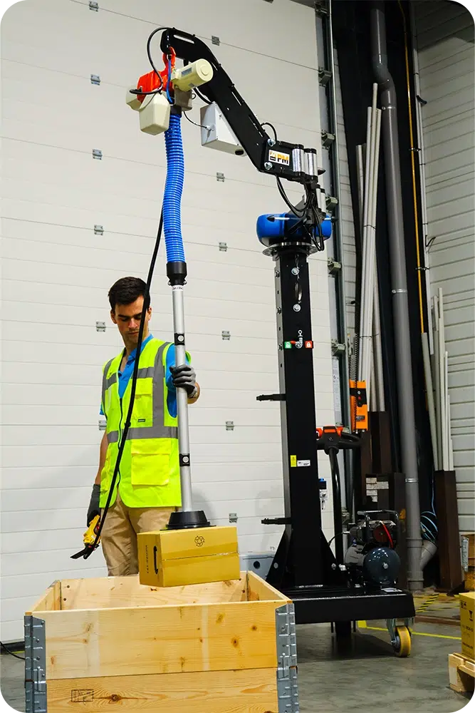 Mobiler Schwenkkran Neoditech bei der Handhabung einer 20 kg Batterie mit maßgefertigtem Saugnapfgreifer und Edelstahlverlängerungsrohr für Entnahme und Ablage in Ladekiste
