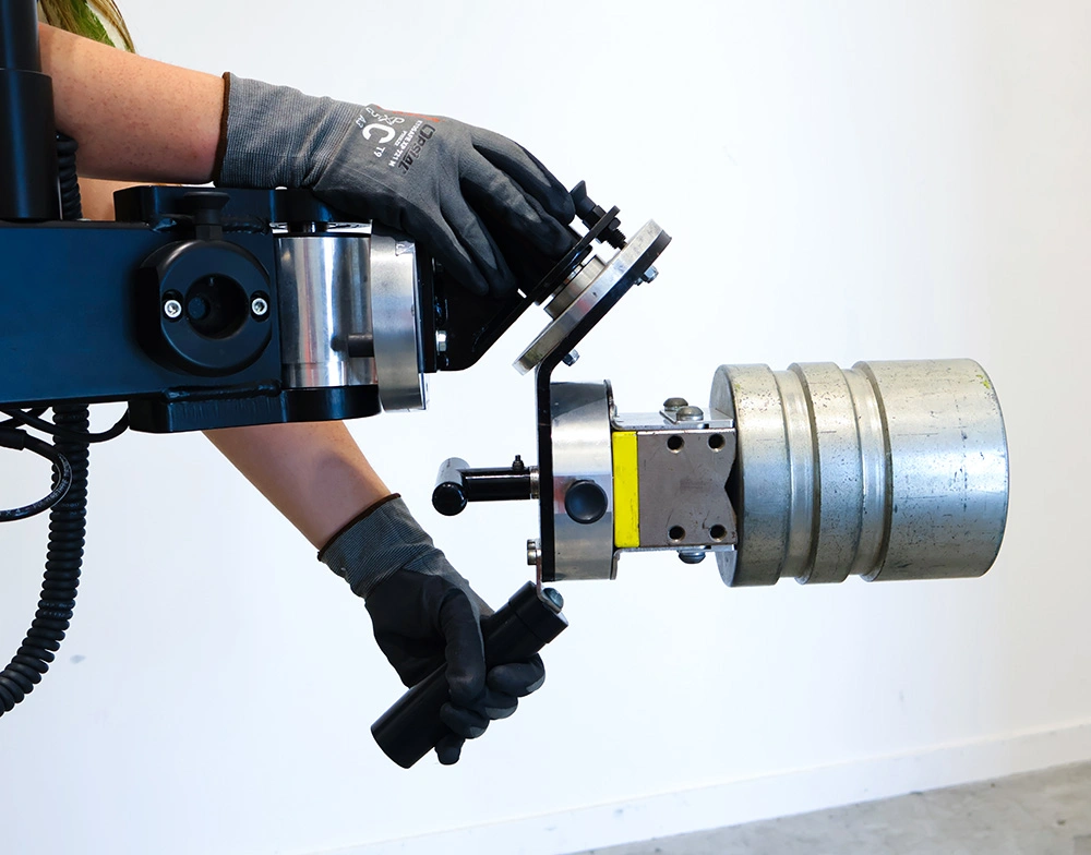 SCARA Manipulator Hebehilfe Neoditech – manueller Magnetgreifer zur Handhabung eines Stahllöpins