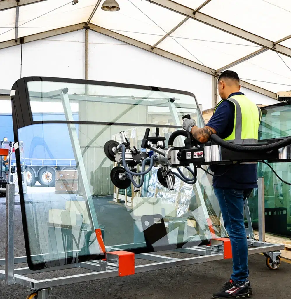 Handhabung einer Traktorwindschutzscheibe mit dem SCARA TITAN Manipulatorarm