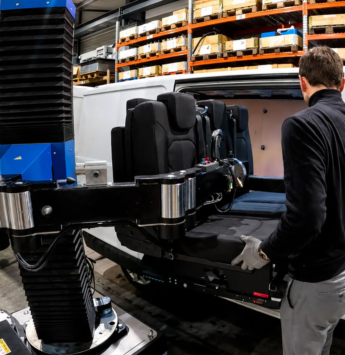 Neoditech SCARA TITAN Manipulatorarm beim Einsetzen einer Rückbank in ein umgebautes Fahrzeug – Automobilindustrie