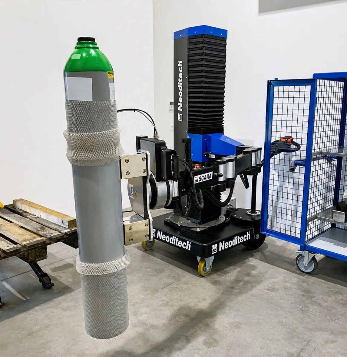Handhabung einer Gasflasche mit dem SCARA TITAN Manipulatorarm mit pneumatischer Magnettraverse