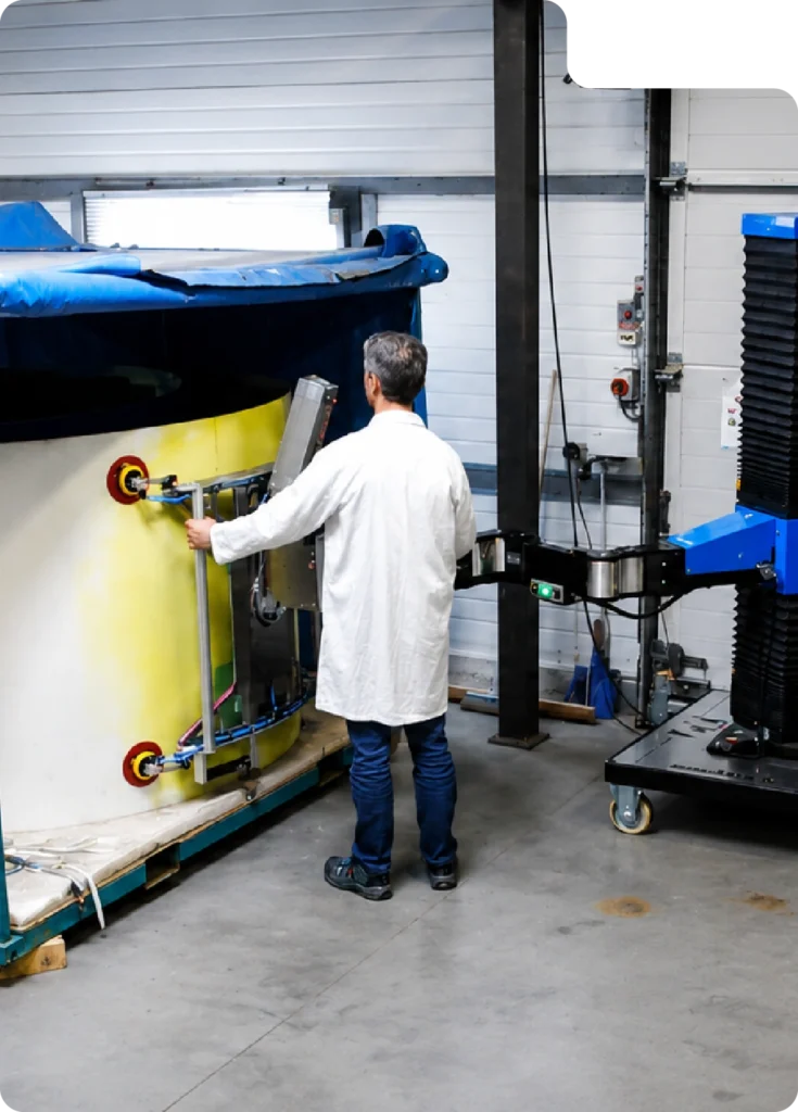 Prise d'une pièce aéronautique à l'aide du bras manipulateur SCARA TITAN Neoditech équipé d'un palonnier à ventouses - manutention aéronautique