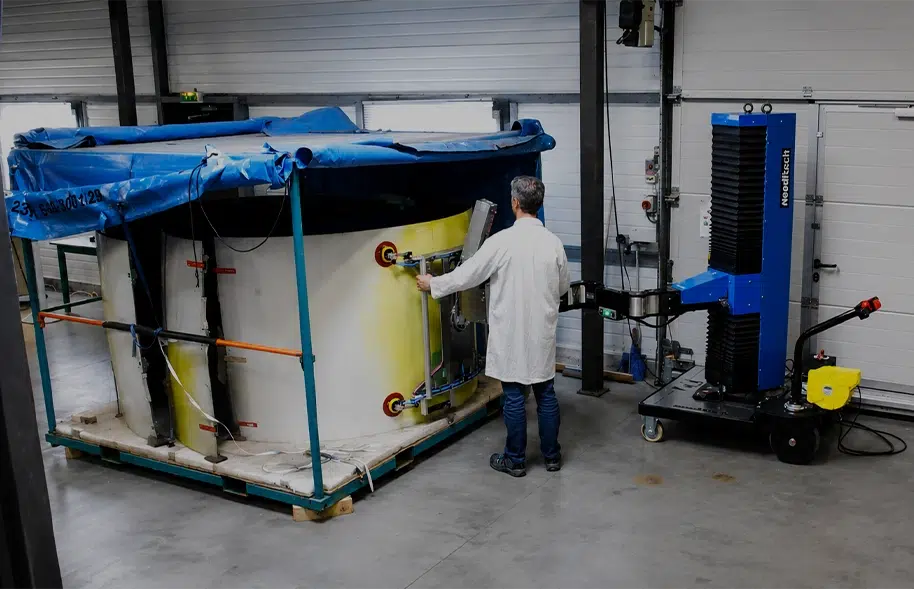 Préhension d'un élément de fuselage à l'aide du bras manipulateur SCARA TITAN Neoditech équipé d'un palonnier à ventouses sur mesure - manutention aéronautique