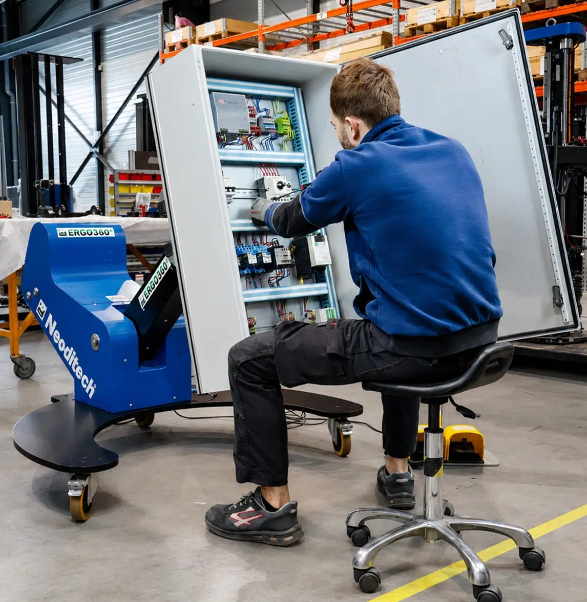 Handhabung eines Schaltschranks mit dem ergonomischen ERGO360° Positionierer