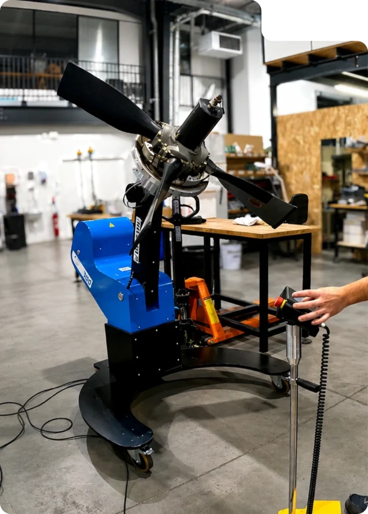 Halten eines Flugzeugpropellers mit dem ergonomischen Neoditech ERGO360° Positionierer – Luftfahrt-Handhabung