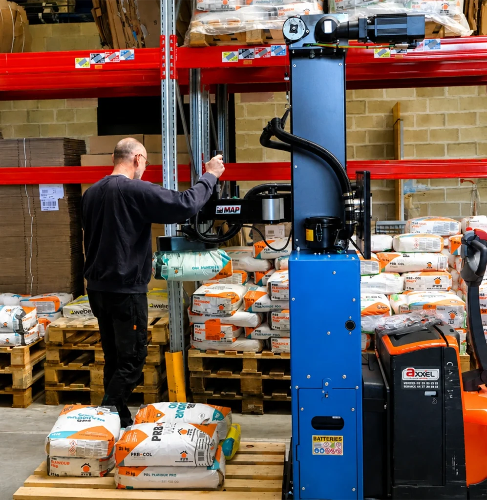Neoditech mobiler Kommissionierer handhabt 25 kg schwere Klebesäcke mit einem Sack-Sauggreifer
