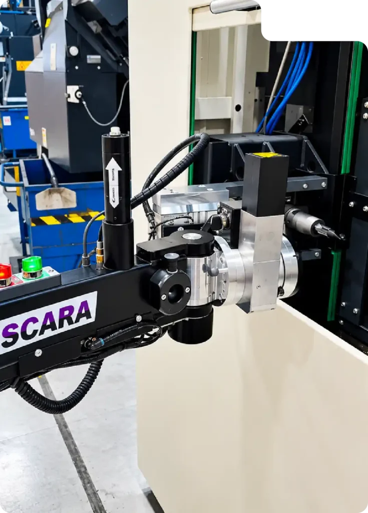 Handhabungstechnik Landmaschinenbau: Neoditech SCARA PARTS Manipulatorarm bei der Handhabung eines HSK-100 Werkzeugs