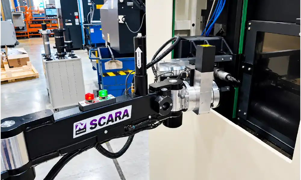 Handhabungstechnik Landmaschinenbau: Neoditech SCARA PARTS Manipulatorarm bei der Handhabung eines HSK-100 Werkzeugs vor dem Einsetzen in eine Werkzeugmaschine