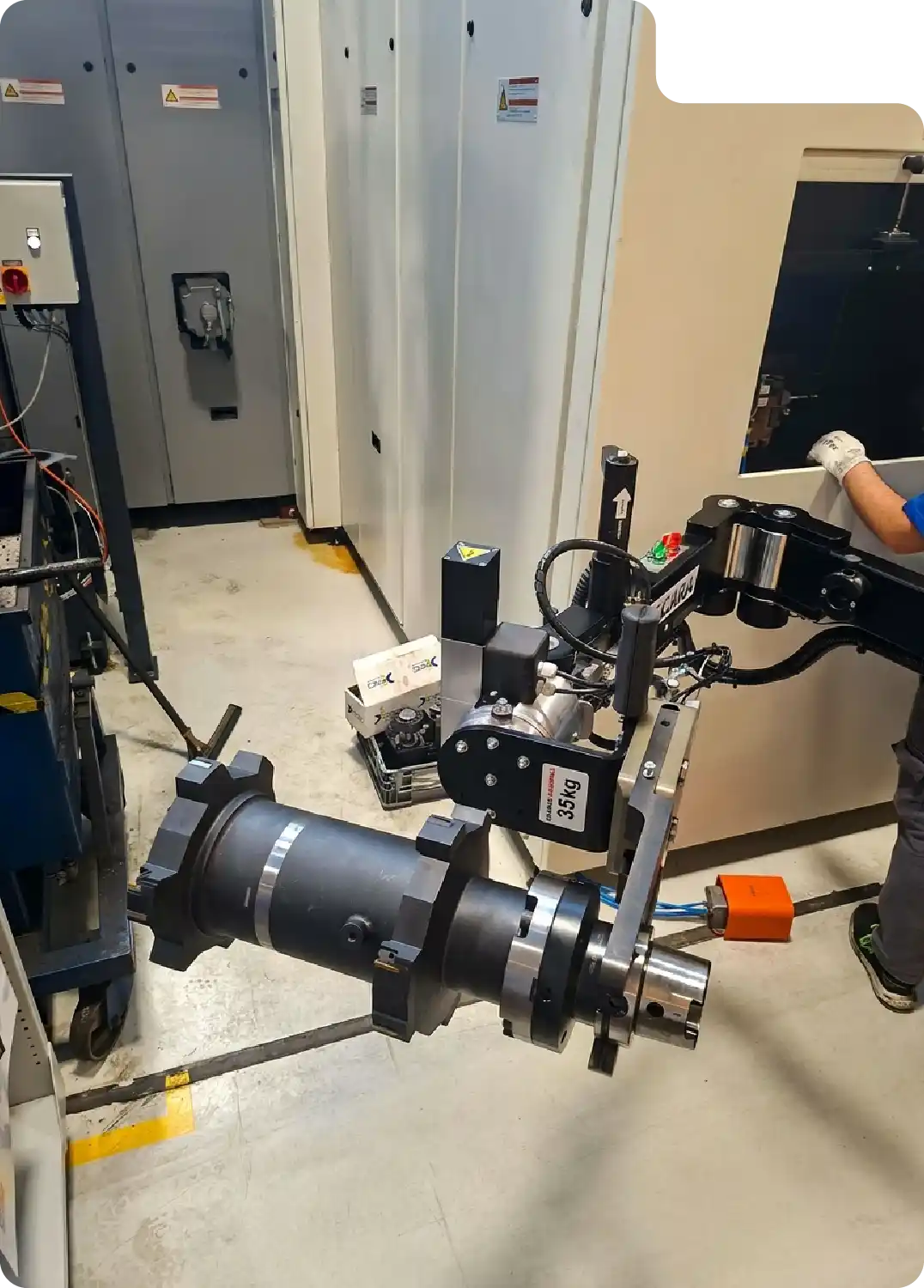 Manipulation d'un outil HSK-100 à l'aide du bras manipulateur SCARA PARTS Neoditech - manutention industrie agricole