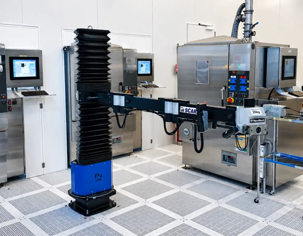 Beladen eines Tabletts in einen Ofen mit dem SCARA PARTS Manipulatorarm - ergonomische Handhabung Elektroindustrie