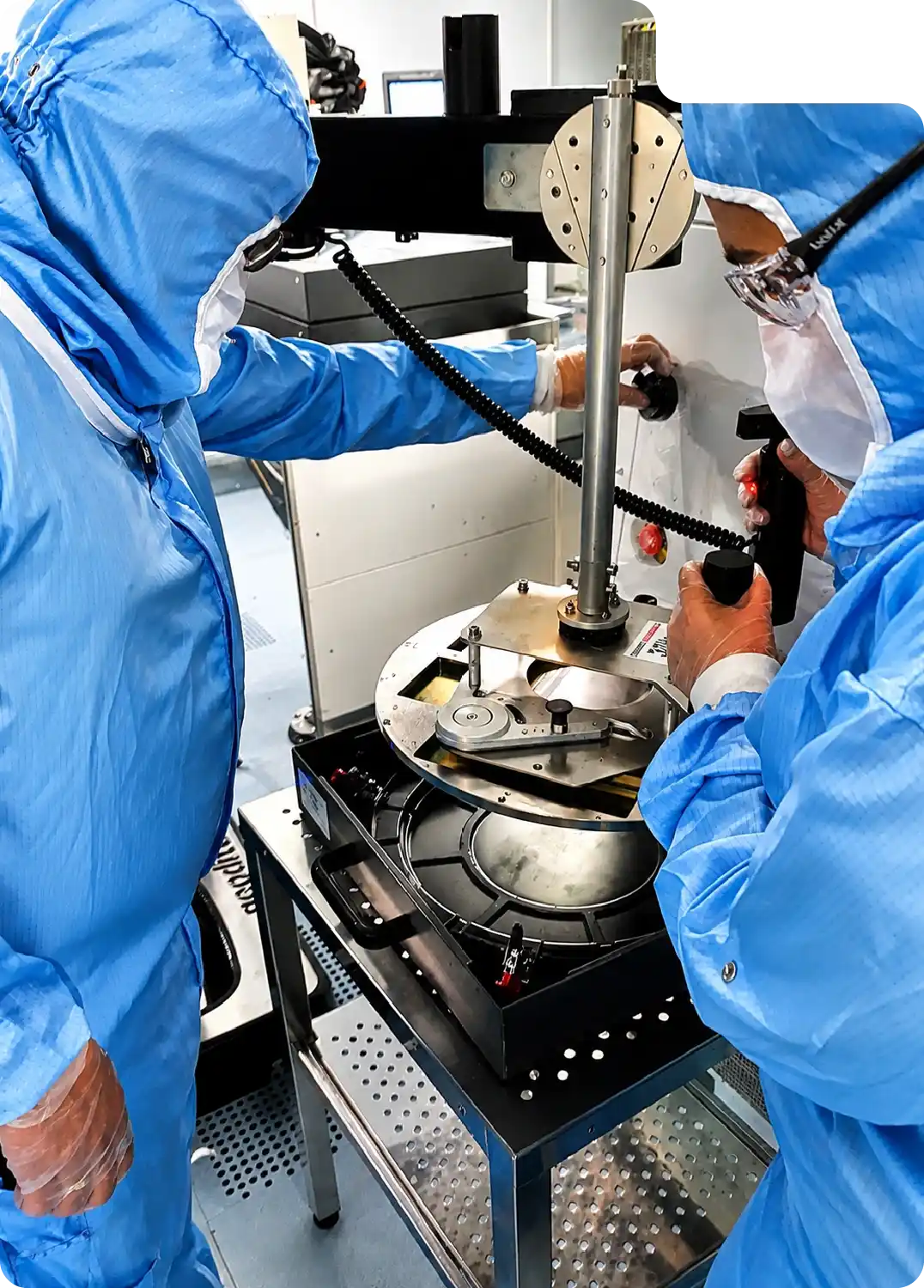 Handhabung einer Sondenkarte mit dem SCARA PARTS Arm - ergonomische Handhabung Elektroindustrie