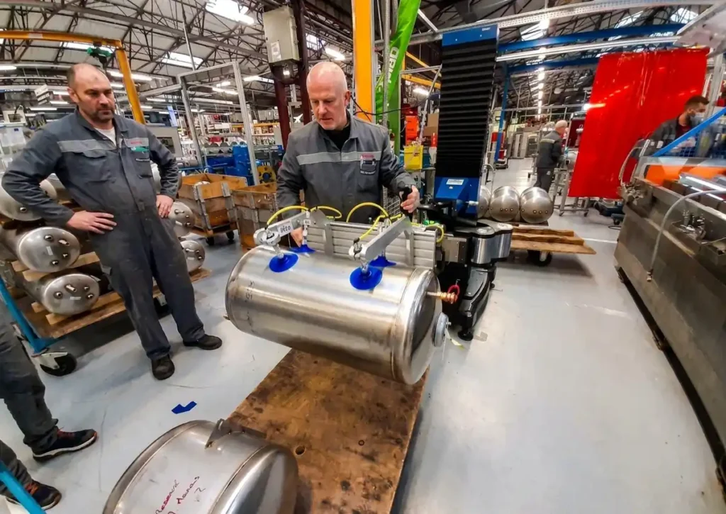 Handhabung eines Warmwasserspeichers mit dem Neoditech SCARA TITAN Manipulatorarm, ausgestattet mit einem Saugnapfgreifer, Handhabungsgeräte Industrie