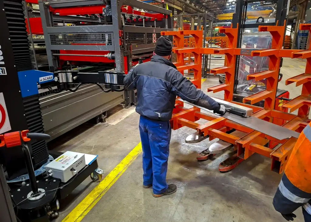 Handhabung eines Blechteils mit dem SCARA TITAN Manipulatorarm - Manipulator Automobilindustrie