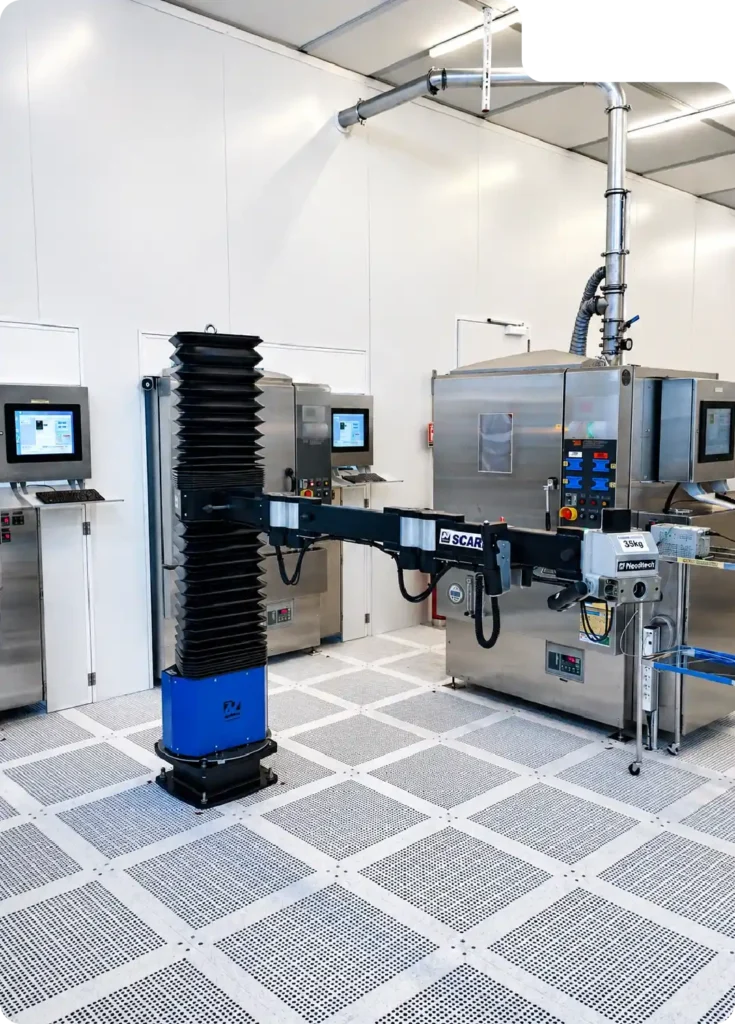 Tablett-Handhabung im Ofen - SCARA Manipulatorarm, ergonomische Handhabung Elektroindustrie