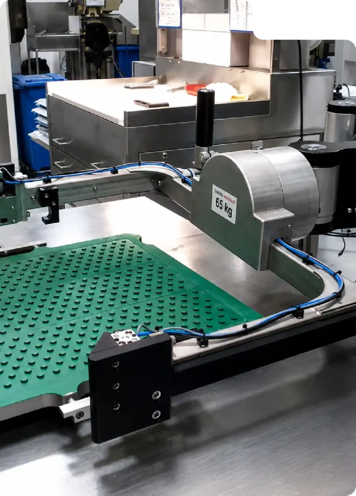 Manutention de plaque préformée à l'aide du bras manipulateur SCARA - Manutention industrie pharmaceutique