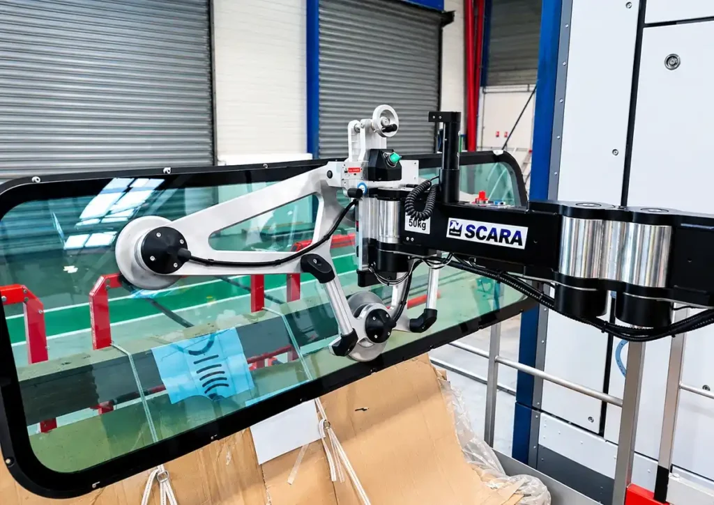 Handhabungstechnik Schienenfahrzeugbau: Vakuum-Saugnapfgreifer an einem Neoditech SCARA TITAN Manipulatorarm bei der Handhabung eines Zugfensters