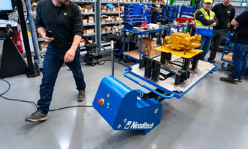 Handhabungstechnik Landmaschinenbau: Neoditech ERGO360 Positionierer beim Halten eines Hydraulikventilblocks