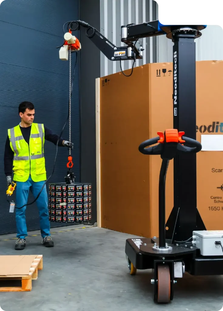 Handhabung einer Etikettenrolle mit dem Neoditech mobilen Ausleger mit Spreizzange, für ergonomische Handhabung in Logistik und Lager