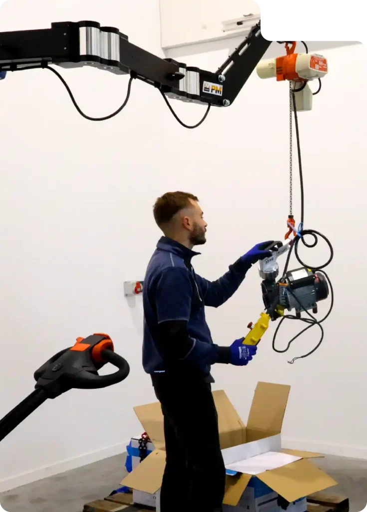 Handhabungstechnik Landmaschinenbau: Neoditech mobiler Schwenkkran bei der Handhabung einer Hydraulikpumpe