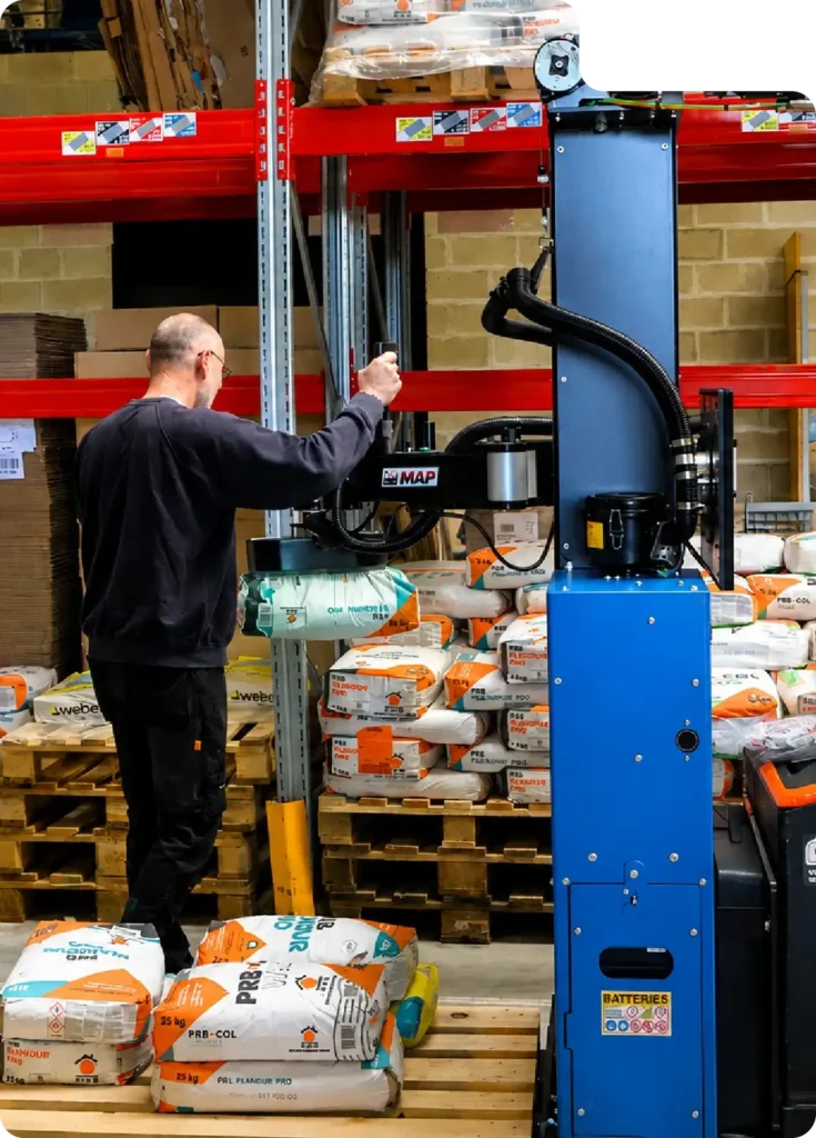 Greifen von Klebesäcken mit dem Neoditech mobilen Kommissionierer für ergonomische Handhabung in Logistik und Lager